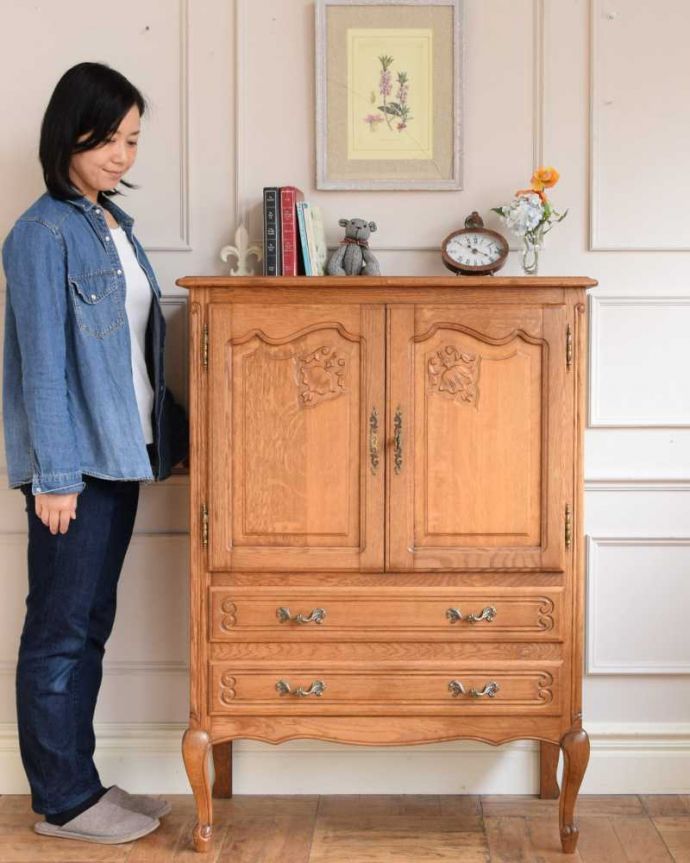 アンティークのキャビネット　アンティーク家具　フランスから届いた優雅なアンティーク キャビネット（引き出し付き）。美しく優雅な雰囲気が漂うフランスらしいキャビネット誰が見ても女性らしいフォルムと美しい彫が自慢のキャビネット。(j-2483-f)