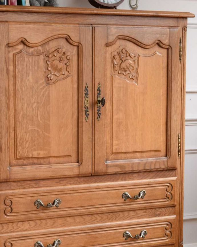 アンティークのキャビネット　アンティーク家具　フランスから届いた優雅なアンティーク キャビネット（引き出し付き）。扉にはフランスらしく美しい彫真っ先に目に飛び込んでくる扉に施された彫はずっと眺めていたいくらいの美しさ。(j-2483-f)