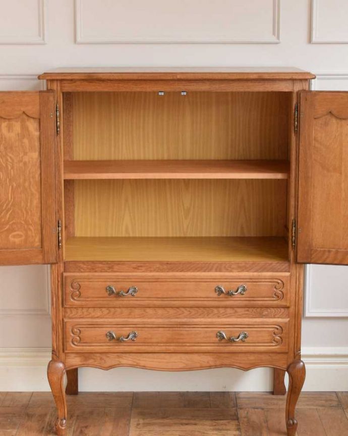 アンティークのキャビネット　アンティーク家具　フランスから届いた優雅なアンティーク キャビネット（引き出し付き）。扉を開けて中を見ると･･･もちろん見た目だけではありません。(j-2483-f)