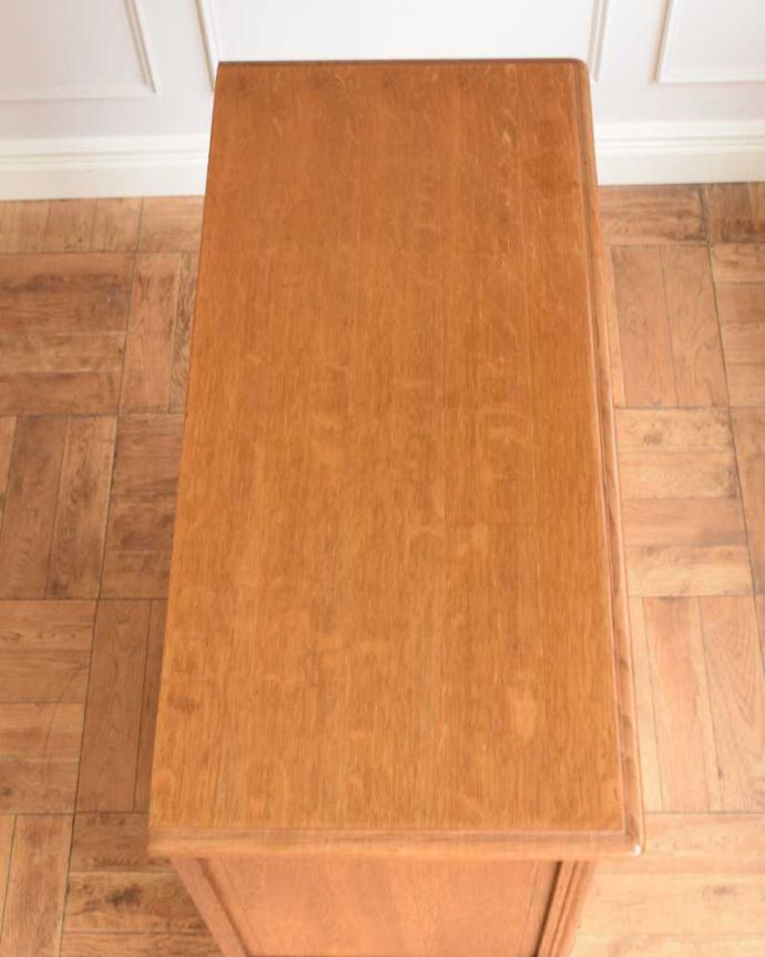 アンティークのキャビネット　アンティーク家具　フランスから届いた優雅なアンティーク キャビネット（引き出し付き）。上から見てみると･･･もちろん、上から見てもキレイです。(j-2483-f)