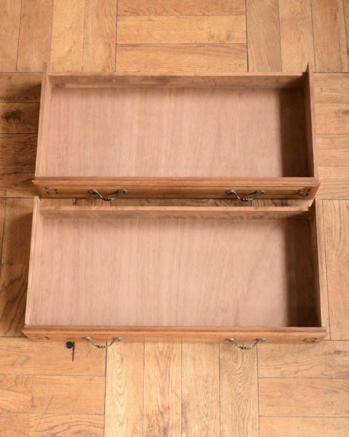 アンティークのキャビネット　アンティーク家具　フランスから届いた優雅なアンティーク キャビネット（引き出し付き）。引き出しの中も、何を入れてもOKです。(j-2483-f)