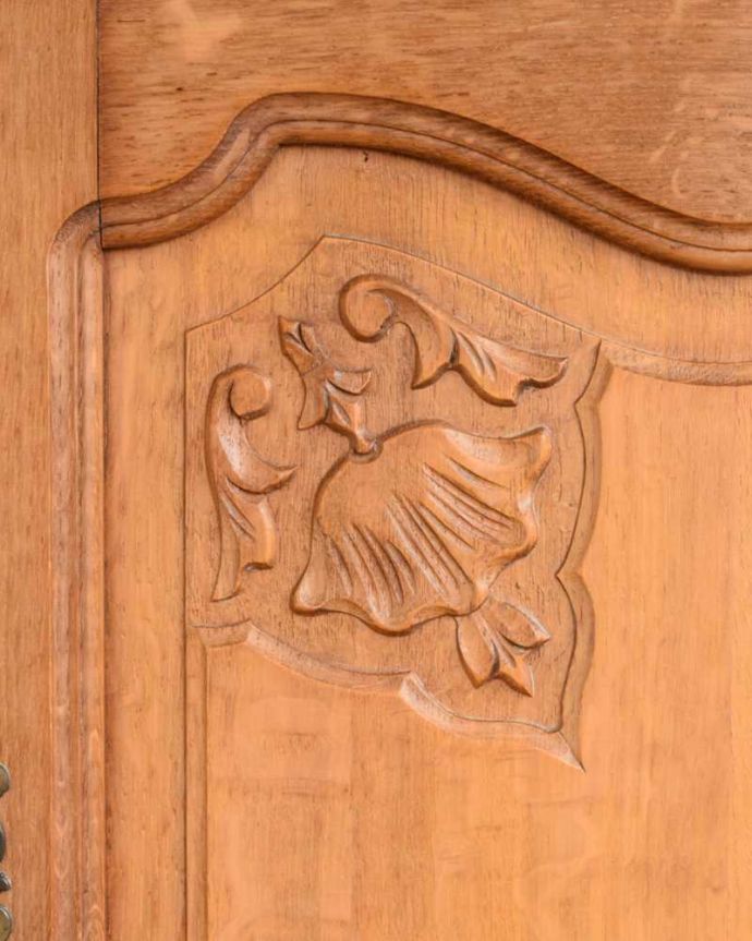 アンティークのキャビネット　アンティーク家具　フランスから届いた優雅なアンティーク キャビネット（引き出し付き）。じっくり選んできました買い付けの時、納得するまで探し続けた彫のデザイン。(j-2483-f)