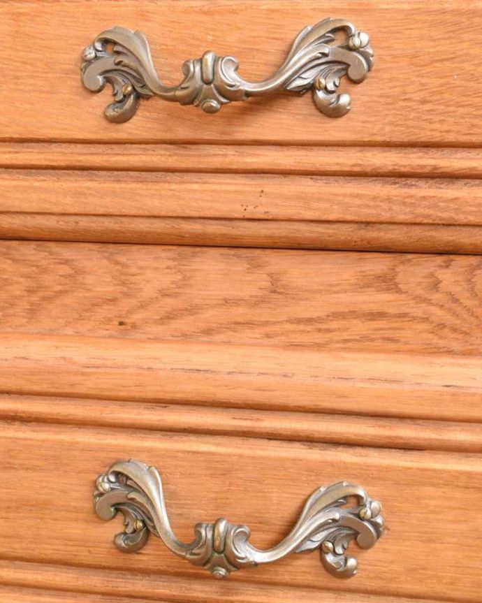 アンティークのキャビネット　アンティーク家具　フランスから届いた優雅なアンティーク キャビネット（引き出し付き）。優雅な雰囲気漂う曲線の取っ手。(j-2483-f)