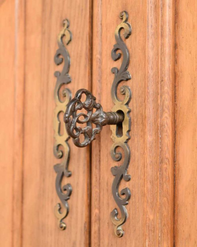 アンティークのキャビネット　アンティーク家具　フランスから届いた優雅なアンティーク キャビネット（引き出し付き）。開ける度にワクワクする取っ手鍵を回して開けてください。(j-2483-f)