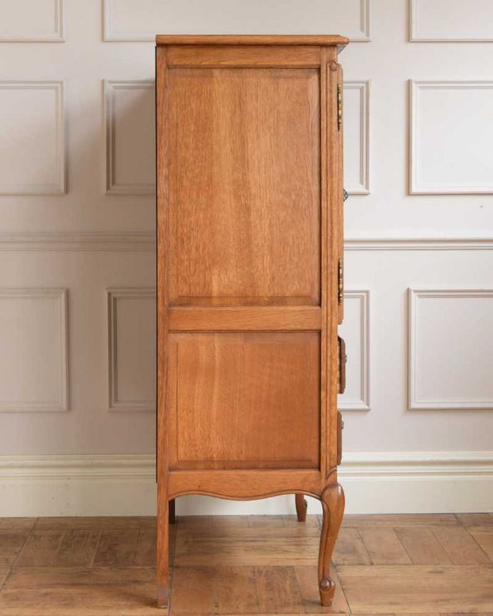 アンティークのキャビネット　アンティーク家具　フランスから届いた優雅なアンティーク キャビネット（引き出し付き）。横顔だって･･･どこから見られても美しいことを意識して、正面だけじゃなく横から見ても美しいんです。(j-2483-f)