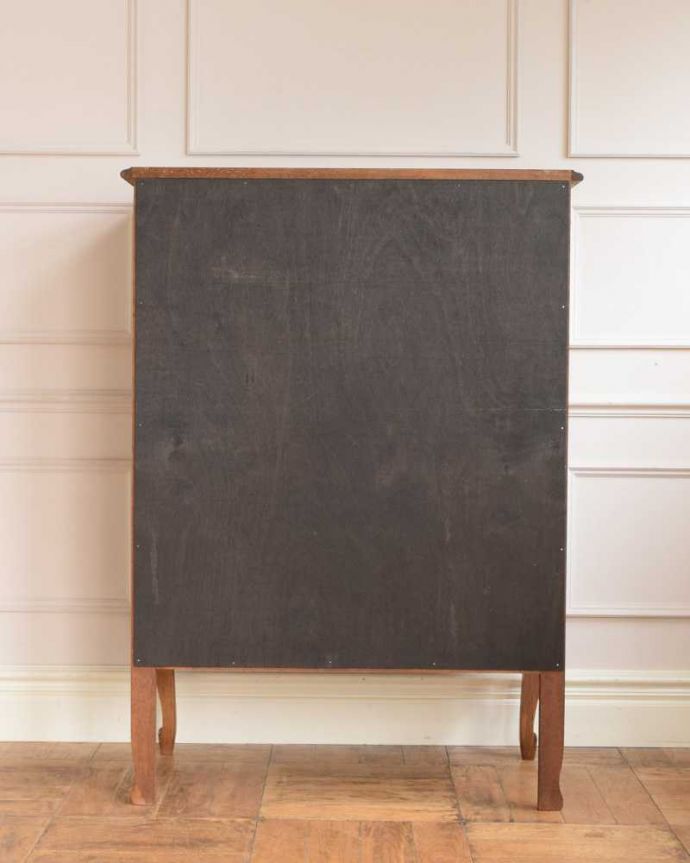 アンティークのキャビネット　アンティーク家具　フランスから届いた優雅なアンティーク キャビネット（引き出し付き）。実は後ろ姿も見て欲しい･･･アンティークは新品ではないので、もちろん経年変化によるキズはありますが、専門の職人がお直しをしているので後ろ姿にまで自信アリです。(j-2483-f)