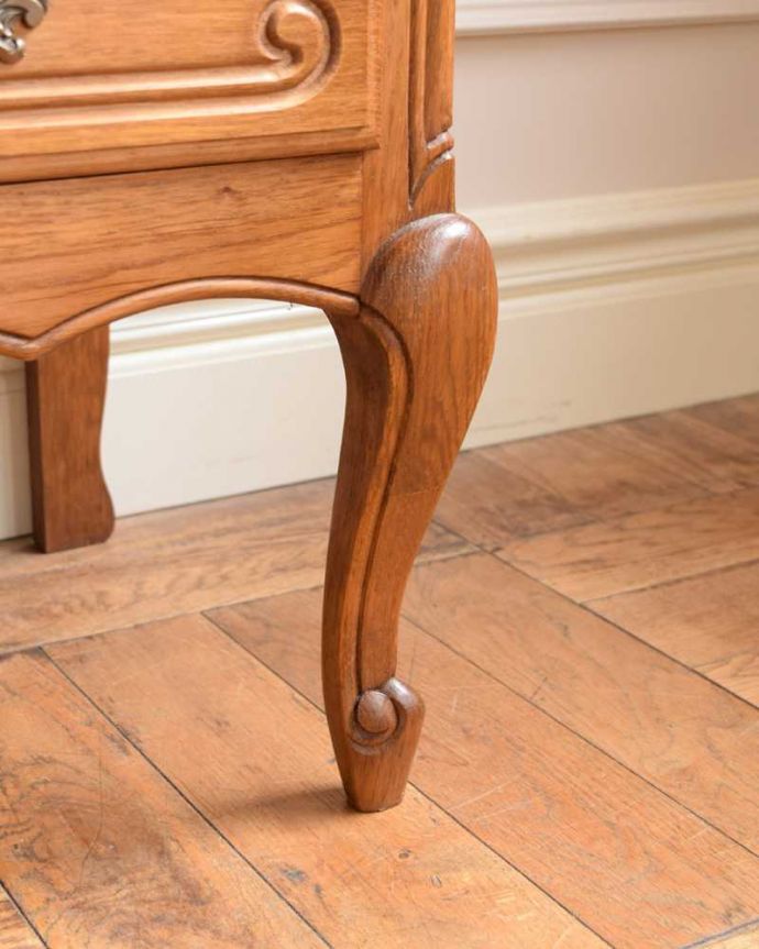 アンティークのキャビネット　アンティーク家具　フランスから届いた優雅なアンティーク キャビネット（引き出し付き）。女性１人でもラクに運べちゃうヒミツHandleのアンティークは、脚の裏にフェルトキーパーをお付けしているので、床を滑らせれば女性でも移動がカンタンです！。(j-2483-f)