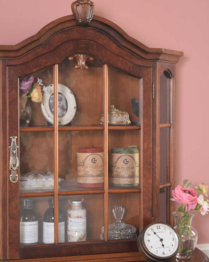 アンティークのキャビネット　アンティーク家具　アンティークの小さなガラス扉のキャビネット、フランスから届いた壁付け家具。小さくてもフランスらしさたっぷり壁につけることもできるので実用的に使えちゃう！フランスらしく壁からお部屋の中をオシャレに彩ってくれます。(j-2484-f)