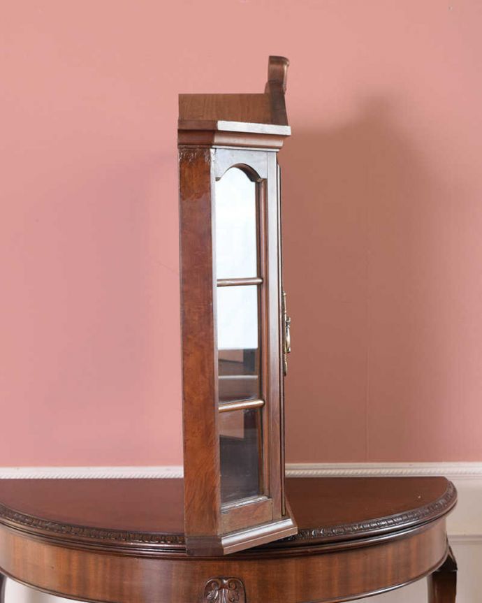 アンティークのキャビネット　アンティーク家具　アンティークの小さなガラス扉のキャビネット、フランスから届いた壁付け家具。横顔だっても美しい正面だけじゃなく横もキレイに修復してあります。(j-2484-f)