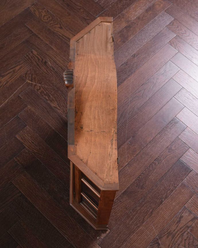 アンティークのキャビネット　アンティーク家具　アンティークの小さなガラス扉のキャビネット、フランスから届いた壁付け家具。上から見ると･･･キャビネットの形はこんな感じです。(j-2484-f)