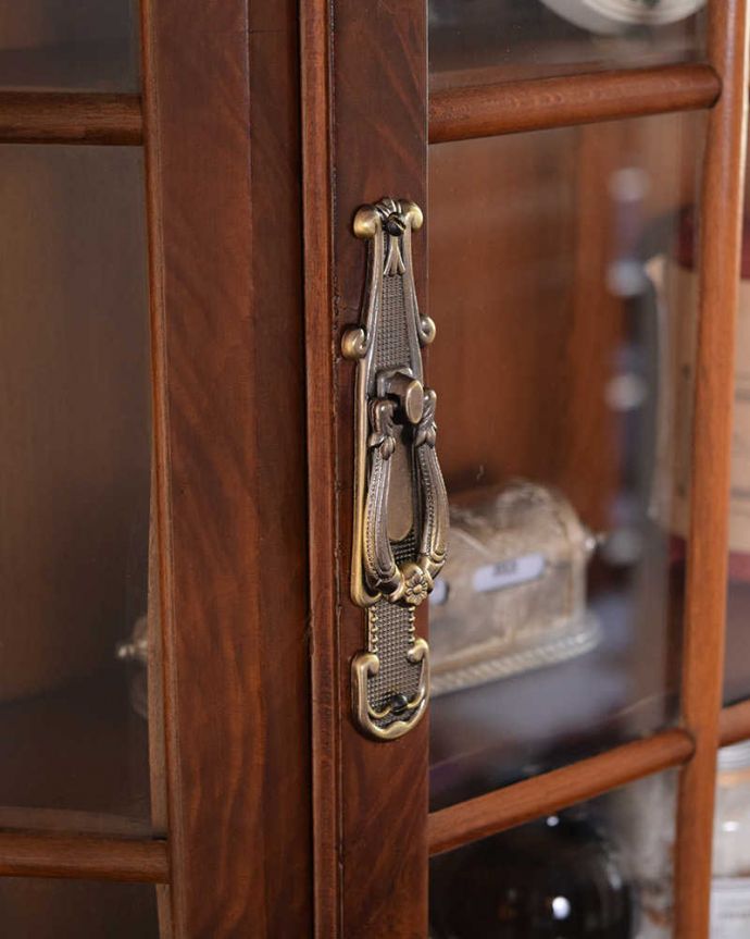 アンティークのキャビネット　アンティーク家具　アンティークの小さなガラス扉のキャビネット、フランスから届いた壁付け家具。取っ手にもフランスらしさ 芸術的に美しいの取っ手。(j-2484-f)