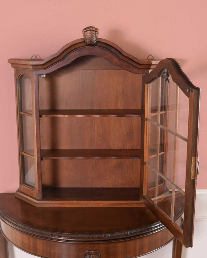 アンティークのキャビネット　アンティーク家具　アンティークの小さなガラス扉のキャビネット、フランスから届いた壁付け家具。扉を開けてみると、こんな感じです小さいからと言って、修復に妥協はしません！アンティークの風合いだけ残してキレイに修復してあります。(j-2484-f)