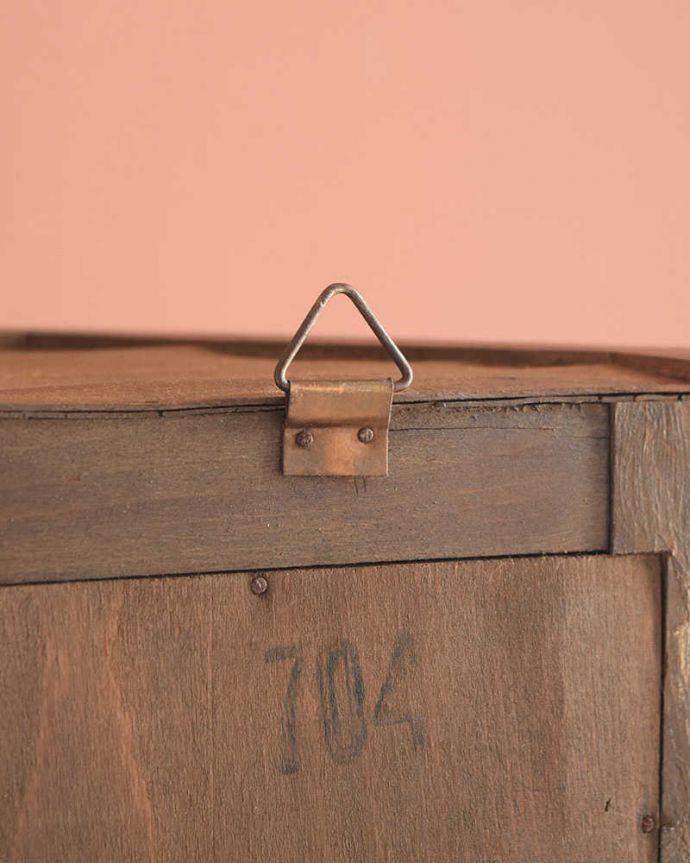 アンティークのキャビネット　アンティーク家具　アンティークの小さなガラス扉のキャビネット、フランスから届いた壁付け家具。壁に取り付けできます背中部分にフックを付けて壁にカンタンに取り付け出来るようにしました。(j-2484-f)