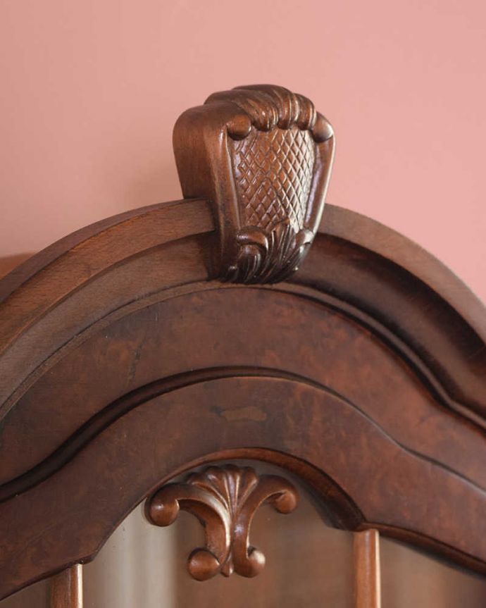 アンティークのキャビネット　アンティーク家具　アンティークの小さなガラス扉のキャビネット、フランスから届いた壁付け家具。フランスらしい彫りフランスらしさの象徴とも言える、優雅な彫りの装飾。(j-2484-f)