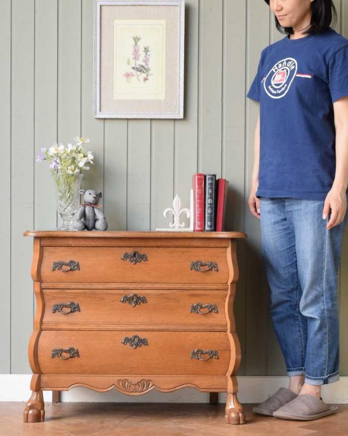 アンティークのチェスト　アンティーク家具　南フランススタイルの優雅なアンティーク家具、明るい色のコモードチェスト。美しい曲線美がフランスらしいんです。(j-2486-f)