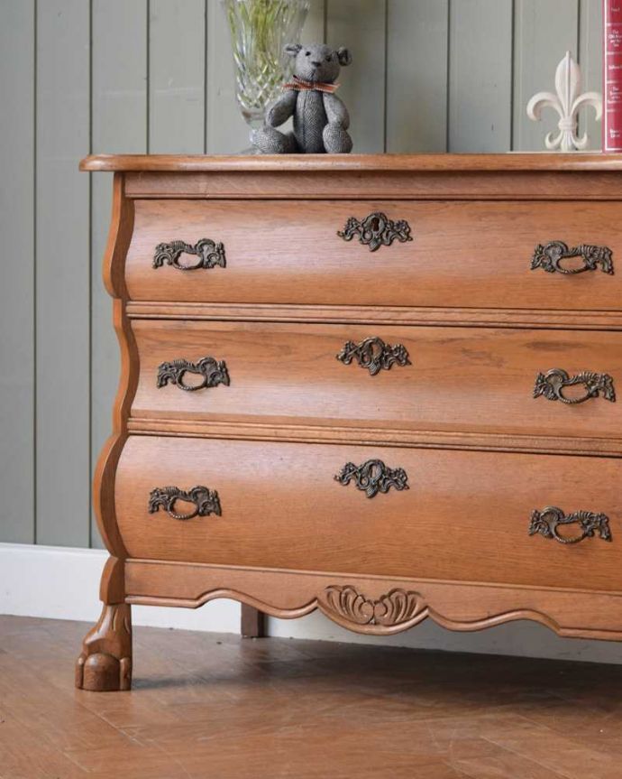 アンティークのチェスト　アンティーク家具　南フランススタイルの優雅なアンティーク家具、明るい色のコモードチェスト。「見せる収納」だから、置く場所を選びません！チェストと言ってもデザインがステキだから、収納だけじゃなくて見ても楽しめる家具なんです。(j-2486-f)