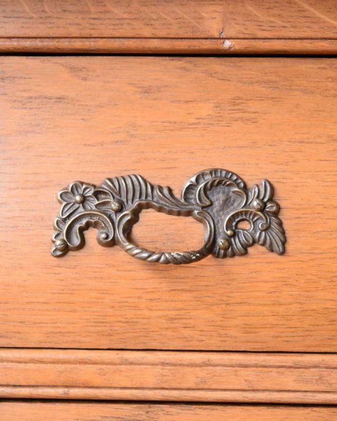 アンティークのチェスト　アンティーク家具　南フランススタイルの優雅なアンティーク家具、明るい色のコモードチェスト。開ける度にワクワクする取っ手フランスらしい優雅なデザインは取っ手にも。(j-2486-f)