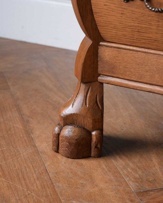 アンティークのチェスト　アンティーク家具　南フランススタイルの優雅なアンティーク家具、明るい色のコモードチェスト。女性1人でラクラク運べちゃう仕掛けHandleのアンティークは、脚の裏にフェルトキーパーをお付けしています。(j-2486-f)