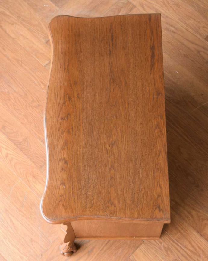 アンティークのチェスト　アンティーク家具　南フランススタイルの優雅なアンティーク家具、明るい色のコモードチェスト。何を置こうかな･･･？上から見ると、天板はこんな感じで塗装もキレイに仕上げました。(j-2486-f)