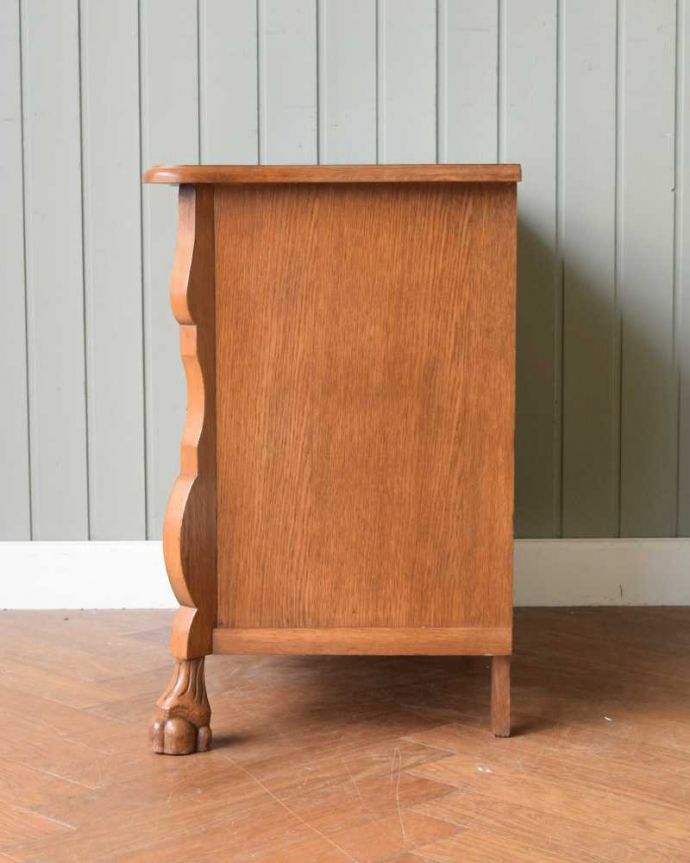 アンティークのチェスト　アンティーク家具　南フランススタイルの優雅なアンティーク家具、明るい色のコモードチェスト。横から見てもステキ横から見るとこんな感じ。(j-2486-f)