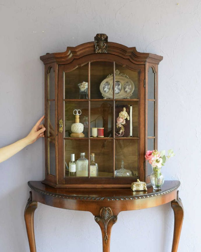 アンティークのキャビネット　アンティーク家具　小さなガラス扉キャビネット、フランスから到着したアンティーク家具。パリのアパルトマン気分で使える小さなフランスの家具やっぱり一番の魅力はフランスらしいデザイン。(j-2487-f)