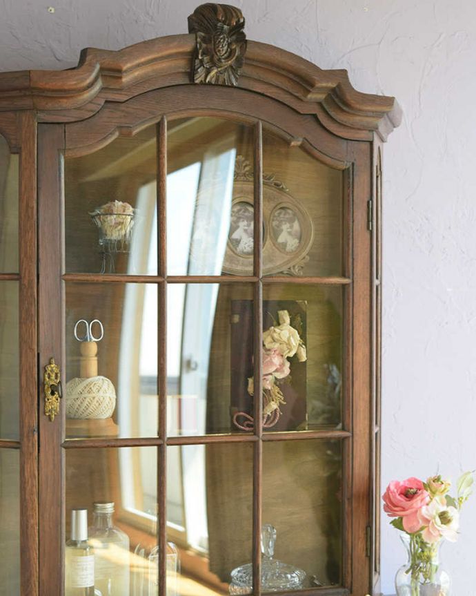 アンティークのキャビネット　アンティーク家具　小さなガラス扉キャビネット、フランスから到着したアンティーク家具。小さくてもフランスらしさたっぷり壁につけることもできるので実用的に使えちゃう！フランスらしく壁からお部屋の中をオシャレに彩ってくれます。(j-2487-f)