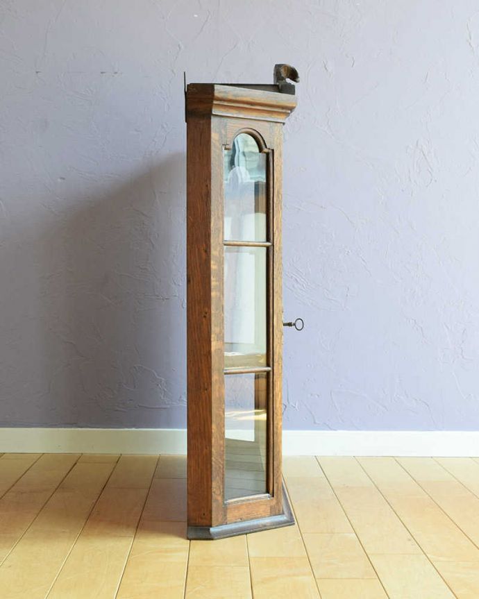 アンティークのキャビネット　アンティーク家具　小さなガラス扉キャビネット、フランスから到着したアンティーク家具。横顔だっても美しい正面だけじゃなく横もキレイに修復してあります。(j-2487-f)