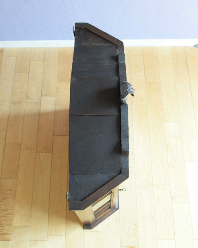 アンティークのキャビネット　アンティーク家具　小さなガラス扉キャビネット、フランスから到着したアンティーク家具。上から見ると･･･キャビネットの形はこんな感じです。(j-2487-f)