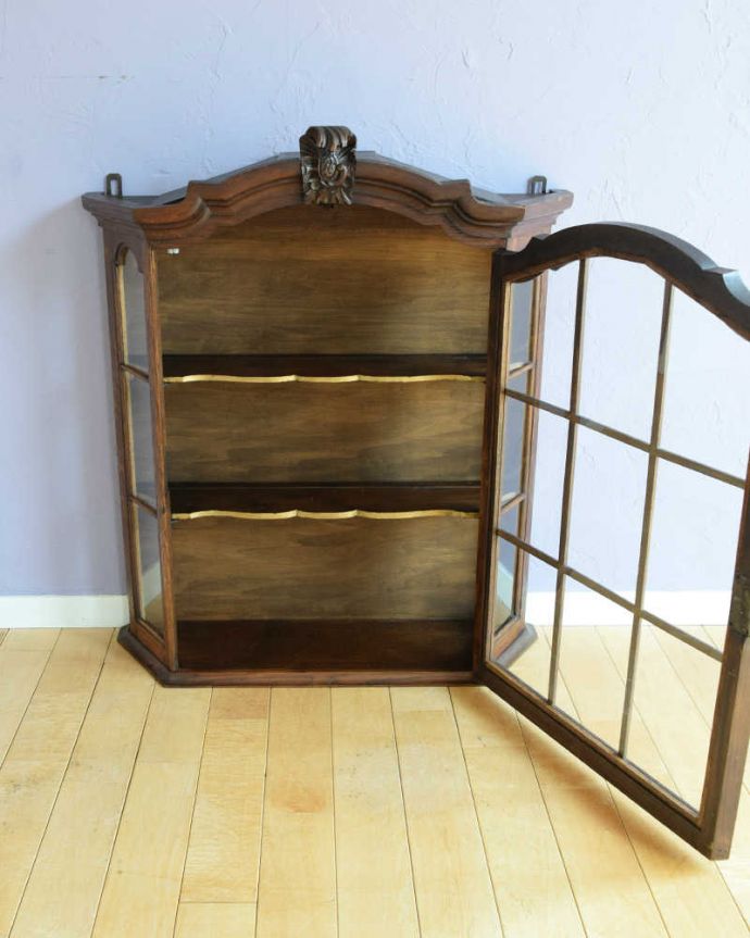 アンティークのキャビネット　アンティーク家具　小さなガラス扉キャビネット、フランスから到着したアンティーク家具。扉を開けてみると、こんな感じです小さいからと言って、修復に妥協はしません！アンティークの風合いだけ残してキレイに修復してあります。(j-2487-f)