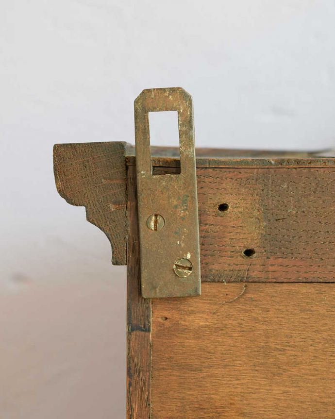 アンティークのキャビネット　アンティーク家具　小さなガラス扉キャビネット、フランスから到着したアンティーク家具。壁に取り付けできます背中部分にフックを付けて壁にカンタンに取り付け出来るようにしました。(j-2487-f)