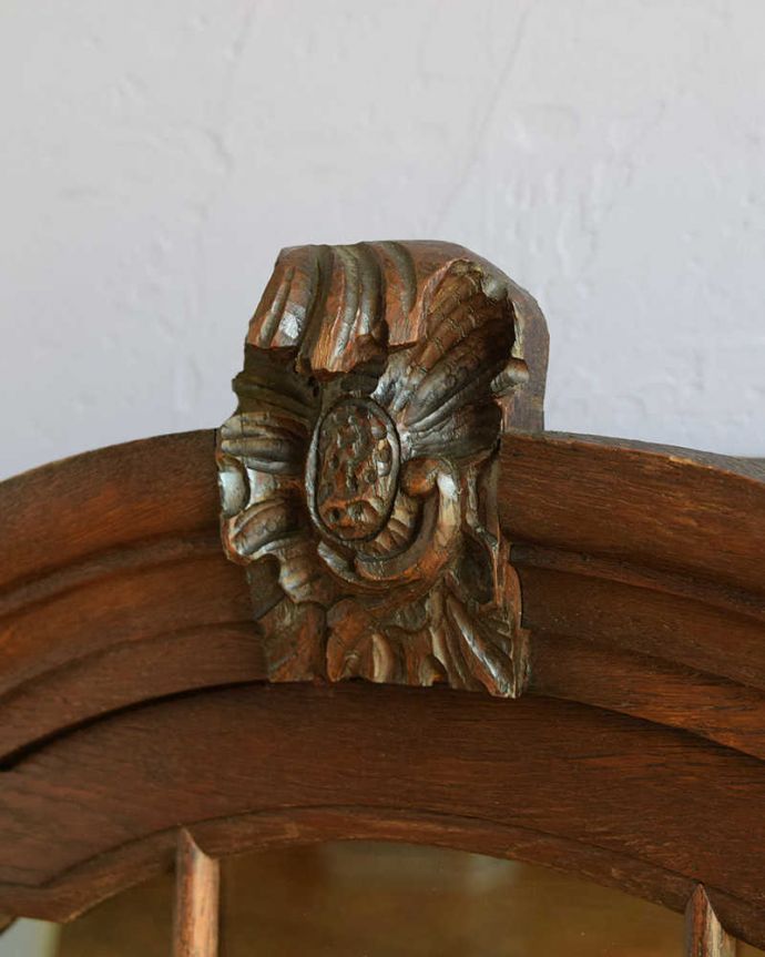 アンティークのキャビネット　アンティーク家具　小さなガラス扉キャビネット、フランスから到着したアンティーク家具。フランスらしい彫りフランスらしさの象徴とも言える、優雅な彫りの装飾。(j-2487-f)