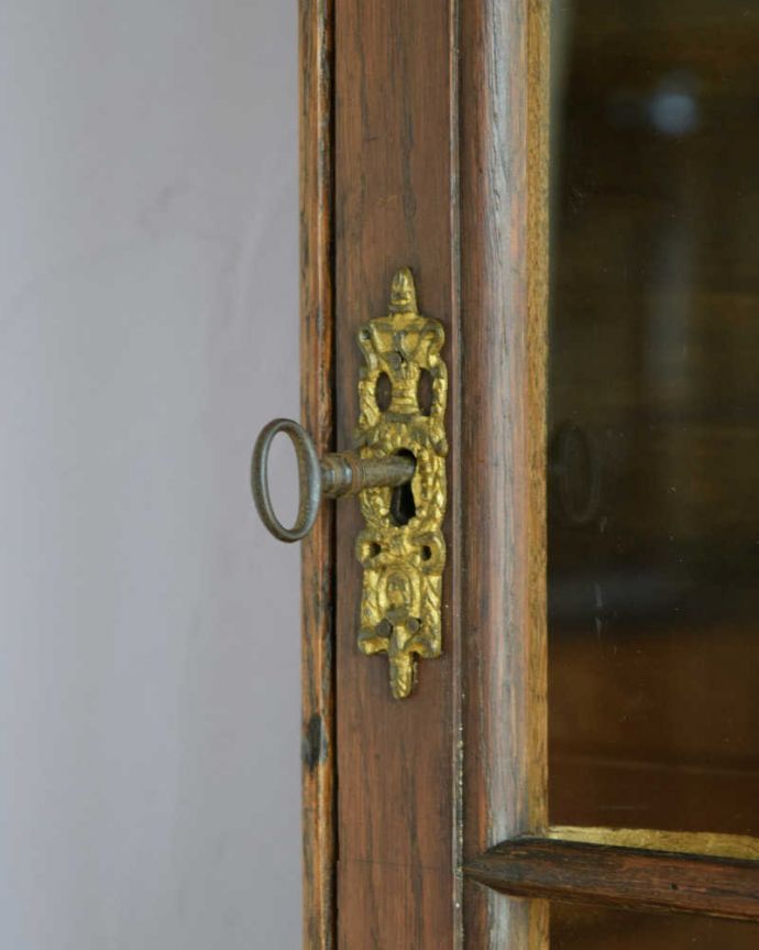 アンティークのキャビネット　アンティーク家具　小さなガラス扉キャビネット、フランスから到着したアンティーク家具。開ける度にワクワク･･･ カギを使って扉を開ける度に、まるで宝箱を開けるみたいです。(j-2487-f)