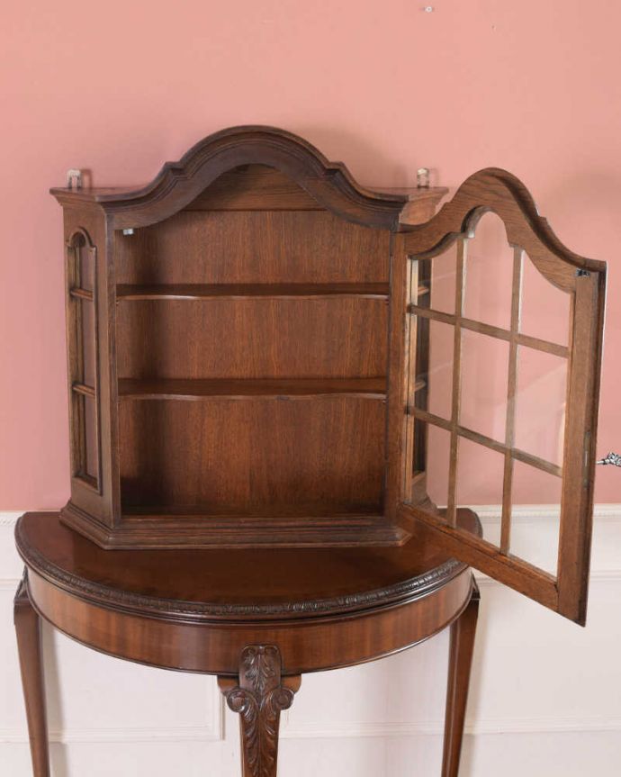 ウォールキャビネット アンティーク家具 落ち着いた色のフランスで見つけたアンティークウォールキャビネット。扉を開けてみると、こんな感じです小さいからと言って、修復に妥協はしません!アンティークの風合いだけ残してキレイに修復してあります。(j-2488-f)