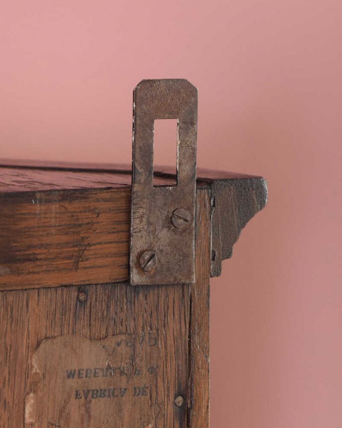 ウォールキャビネット アンティーク家具 落ち着いた色のフランスで見つけたアンティークウォールキャビネット。壁に取り付けできます背中部分にフックを付けて壁にカンタンに取り付け出来るようにしました。(j-2488-f)