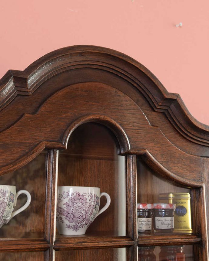 ウォールキャビネット アンティーク家具 落ち着いた色のフランスで見つけたアンティークウォールキャビネット。フランスらしい彫りフランスらしさの象徴とも言える、優雅な彫りの装飾。(j-2488-f)