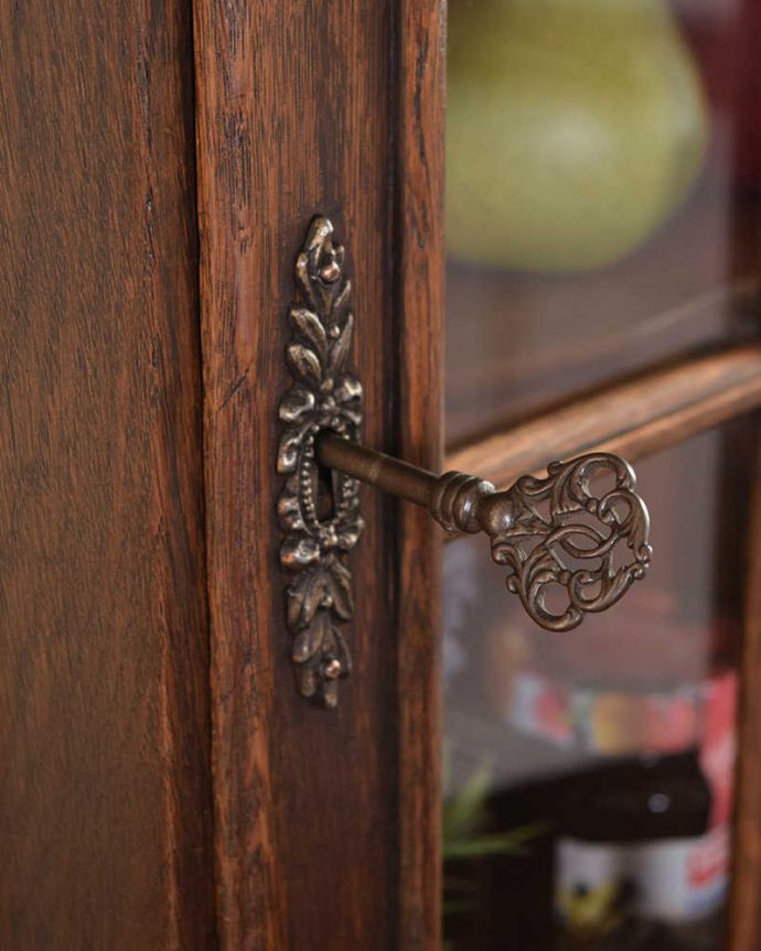 ウォールキャビネット アンティーク家具 落ち着いた色のフランスで見つけたアンティークウォールキャビネット。開ける度にワクワク・・・ カギを使って扉を開ける度に、まるで宝箱を開けるみたいです。(j-2488-f)