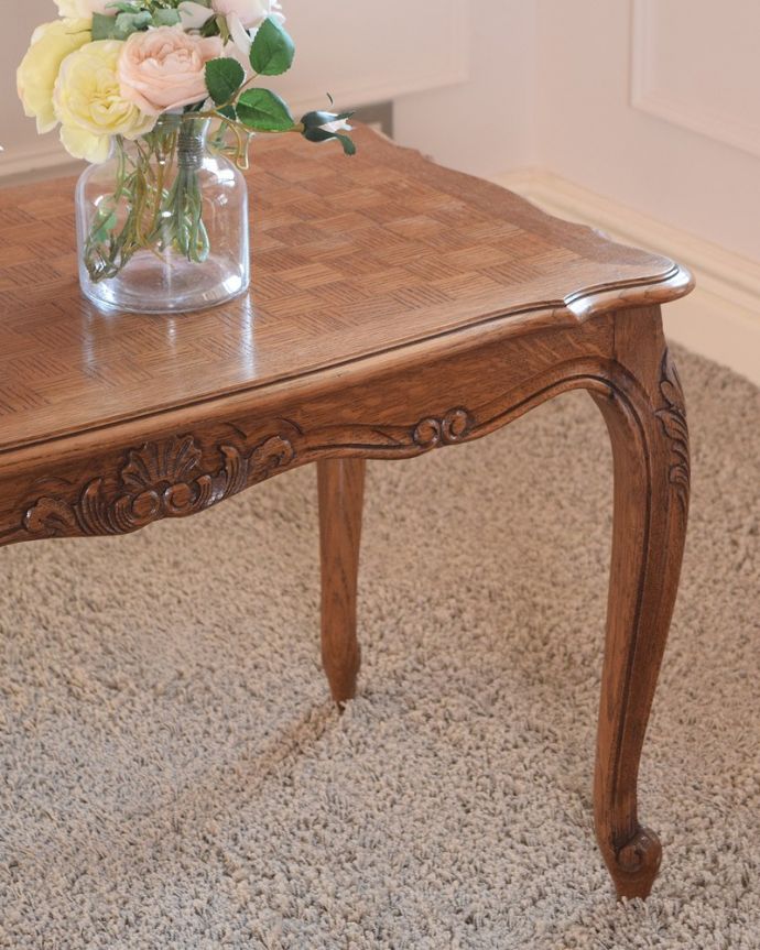 アンティークのテーブル　アンティーク家具　アンティークの南仏家具、美しいデザインの市松模様のコーヒーテーブル。やっぱり自慢はこの脚線美一番最初に目に飛び込んでくるフレンチカブリオレレッグ。(j-2490-f)