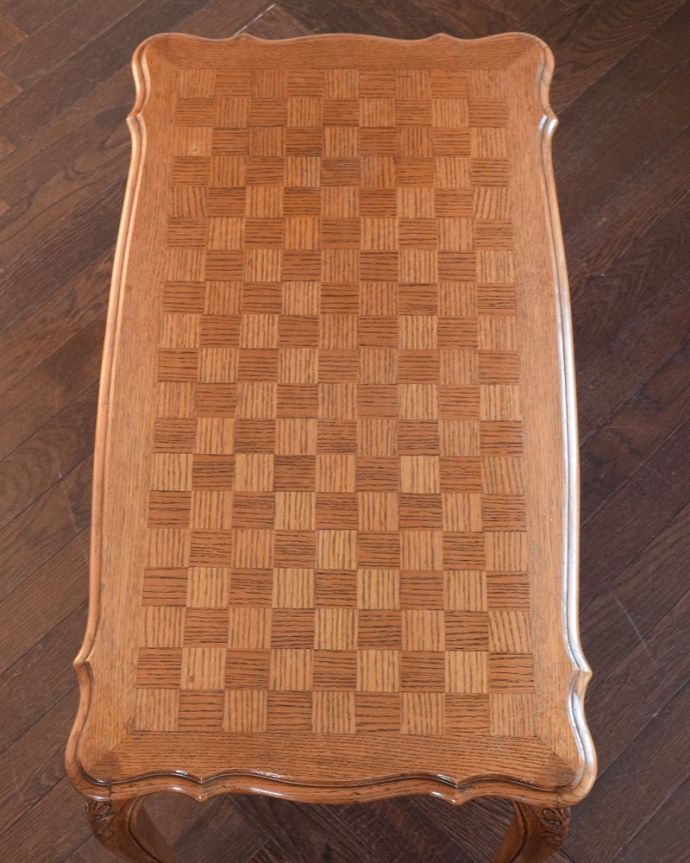 アンティークのテーブル　アンティーク家具　アンティークの南仏家具、美しいデザインの市松模様のコーヒーテーブル。美しすぎる天板の模様木の模様を組み合わせる事で描き出すパーケットの幾何学模様のデザイン。(j-2490-f)