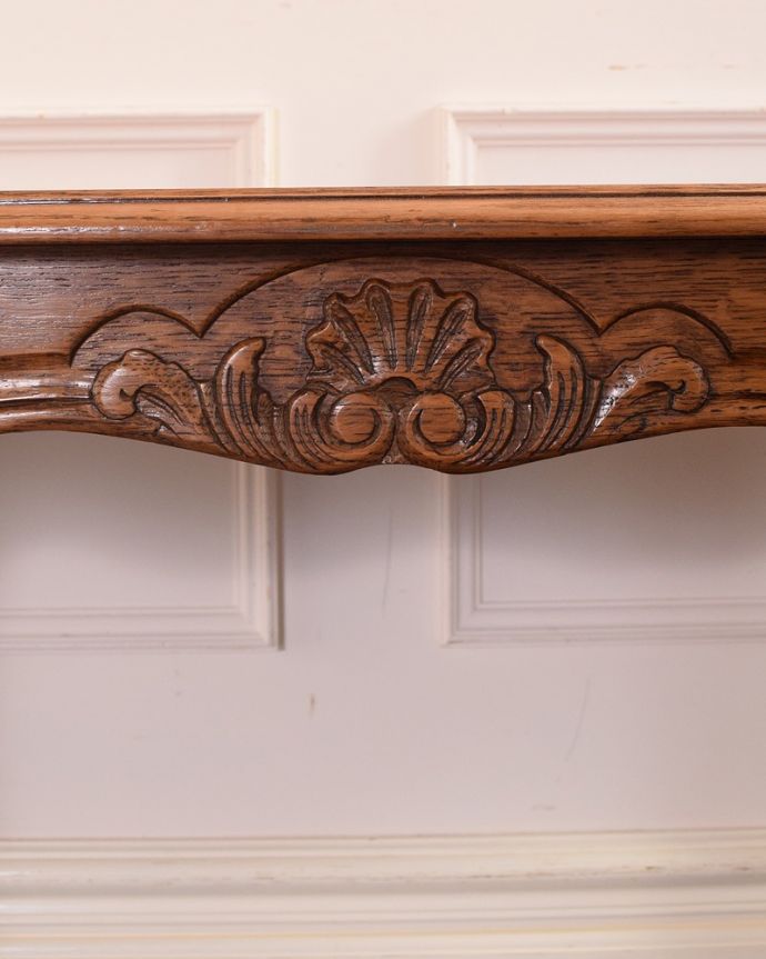 アンティークのテーブル　アンティーク家具　アンティークの南仏家具、美しいデザインの市松模様のコーヒーテーブル。美しい彫にもうっとり…さりげなく施された彫。(j-2490-f)