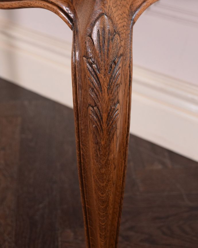 アンティークのテーブル　アンティーク家具　アンティークの南仏家具、美しいデザインの市松模様のコーヒーテーブル。うっとりする美しさアンティークだから手に入る美しい彫。(j-2490-f)