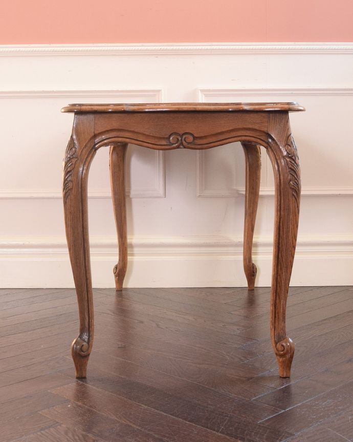 アンティークのテーブル　アンティーク家具　アンティークの南仏家具、美しいデザインの市松模様のコーヒーテーブル。こちら側も、もちろんキレイです！アンティークは新品ではないので、もちろん経年変化によるキズはありますが、専門の職人がキレイにお直しをしているので、後ろ姿までキレイです。(j-2490-f)