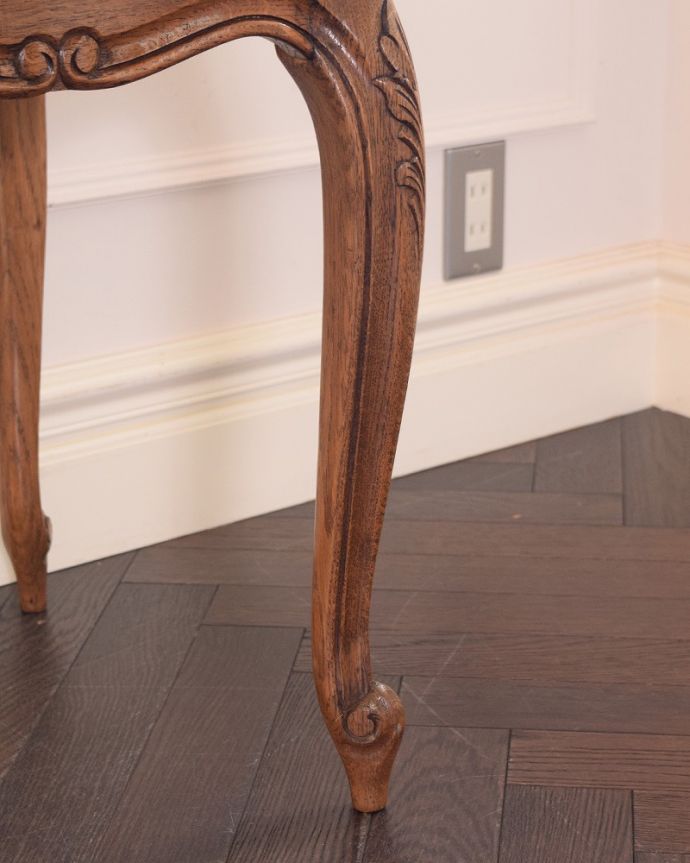 アンティークのテーブル　アンティーク家具　アンティークの南仏家具、美しいデザインの市松模様のコーヒーテーブル。持ち上げなくても移動できます！Handleのアンティークは、脚の裏にフェルトキーパーをお付けしていますので、床を滑らせてれば移動が簡単です。(j-2490-f)