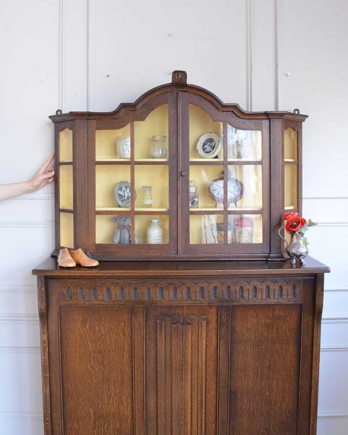アンティークのキャビネット　アンティーク家具　アンティークの小さなガラスのキャビネット、フランスから届いた壁付け家具。パリのアパルトマン気分で使える小さなフランスの家具やっぱり一番の魅力はフランスらしいデザイン。(j-2491-f)
