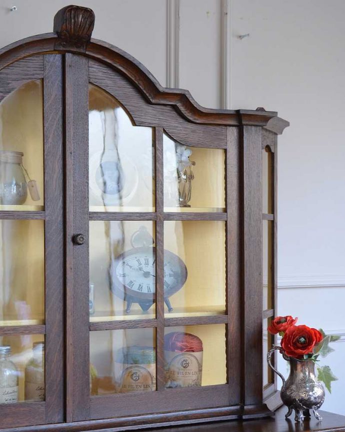 アンティークのキャビネット　アンティーク家具　アンティークの小さなガラスのキャビネット、フランスから届いた壁付け家具。小さくてもフランスらしさたっぷり壁につけることもできるので実用的に使えちゃう！フランスらしく壁からお部屋の中をオシャレに彩ってくれます。(j-2491-f)