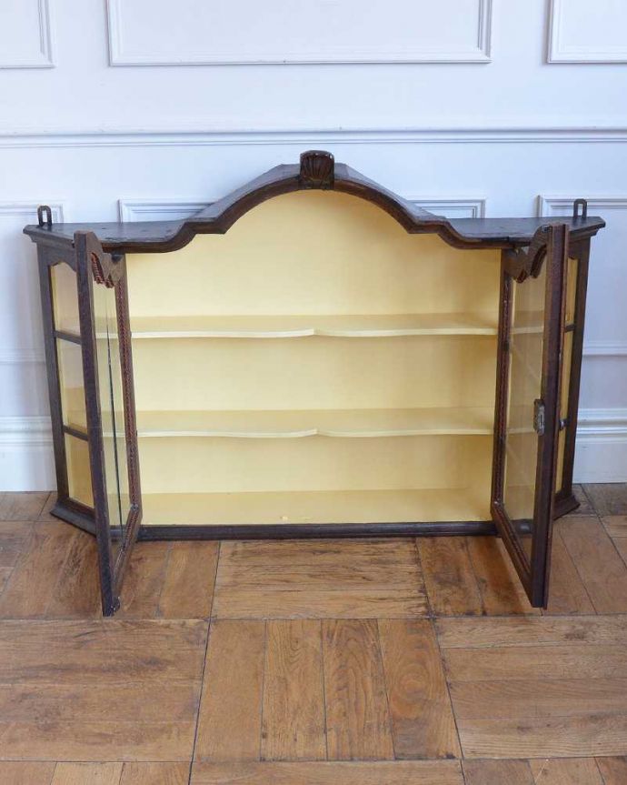 アンティークのキャビネット　アンティーク家具　アンティークの小さなガラスのキャビネット、フランスから届いた壁付け家具。扉を開けてみると、こんな感じです小さいからと言って、修復に妥協はしません！アンティークの風合いだけ残してキレイに修復してあります。(j-2491-f)