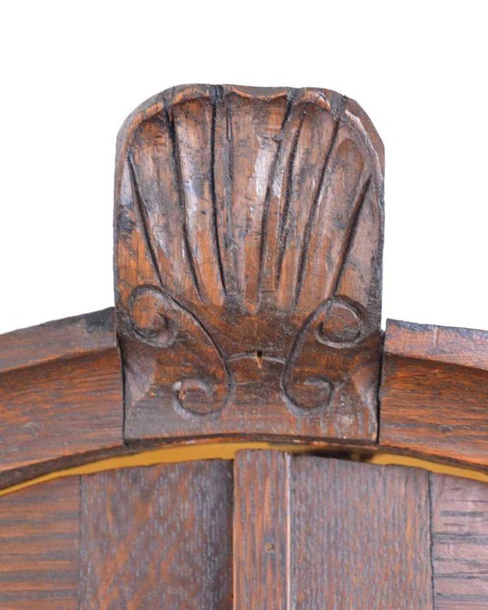 アンティークのキャビネット　アンティーク家具　アンティークの小さなガラスのキャビネット、フランスから届いた壁付け家具。フランスらしい彫りフランスらしさの象徴とも言える、優雅な彫りの装飾。(j-2491-f)