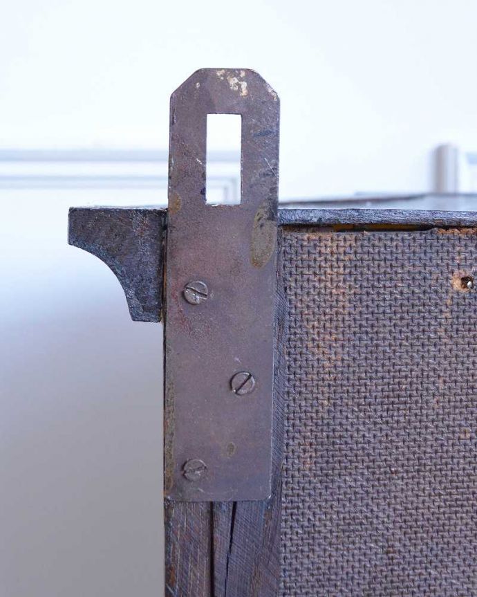 アンティークのキャビネット　アンティーク家具　アンティークの小さなガラスのキャビネット、フランスから届いた壁付け家具。壁に取り付けできます背中部分にフックを付けて壁にカンタンに取り付け出来るようにしました。(j-2491-f)