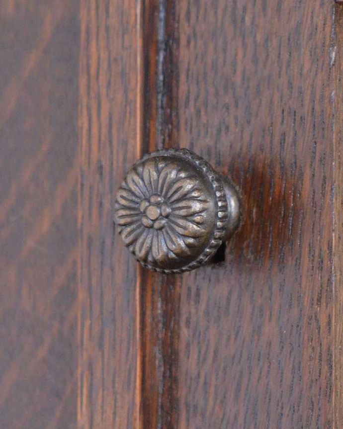 アンティークのキャビネット　アンティーク家具　アンティークの小さなガラスのキャビネット、フランスから届いた壁付け家具。取っ手にもフランスらしさ 芸術的に美しいの取っ手。(j-2491-f)