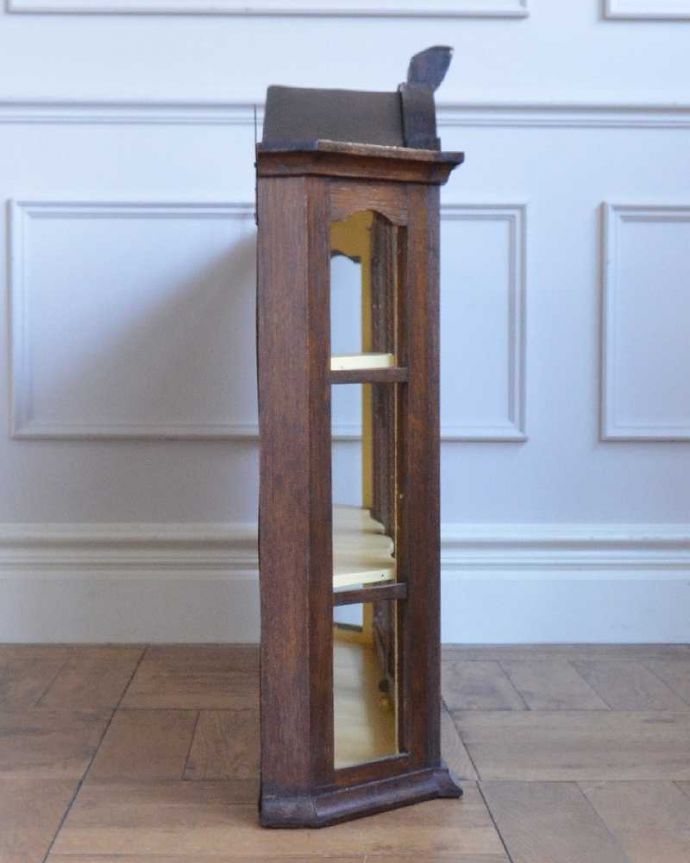 アンティークのキャビネット　アンティーク家具　アンティークの小さなガラスのキャビネット、フランスから届いた壁付け家具。横顔だっても美しい正面だけじゃなく横もキレイに修復してあります。(j-2491-f)