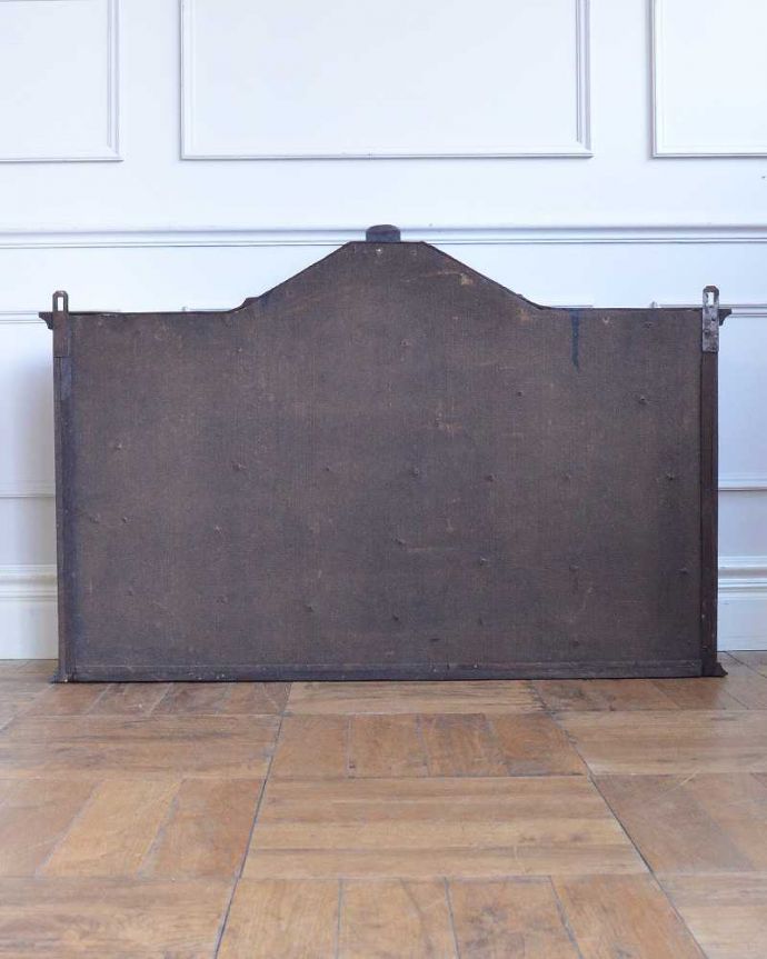 アンティークのキャビネット　アンティーク家具　アンティークの小さなガラスのキャビネット、フランスから届いた壁付け家具。後ろ姿も見て下さい。(j-2491-f)